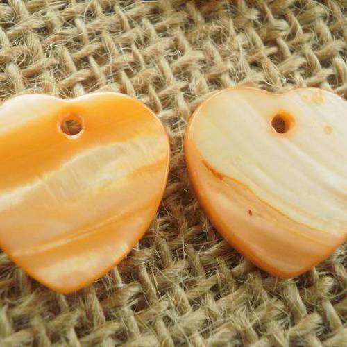 Lot de 2 breloques en nacre , coloris orange , en forme de coeur , taille 15 mm 