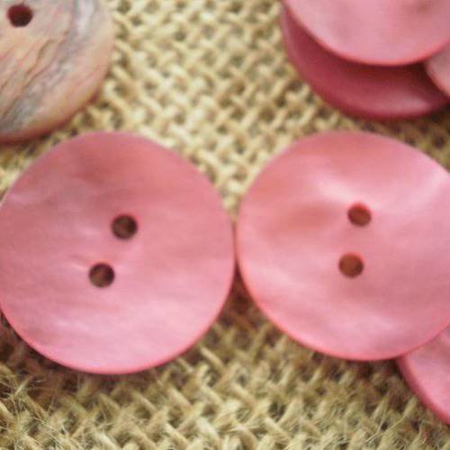 Boutons  ronds x 2 à deux trous  en nacre , ton  rose mat , diamètre 15 mm