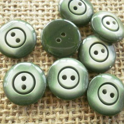 Petits  boutons ronds à deux trous  , coloris vert , diamètre 15 mm 