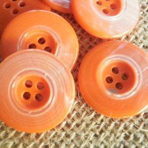 Lot de 2 boutons  ronds  en plastique à 4 trous , coloris orange , diamètre 19 mm 