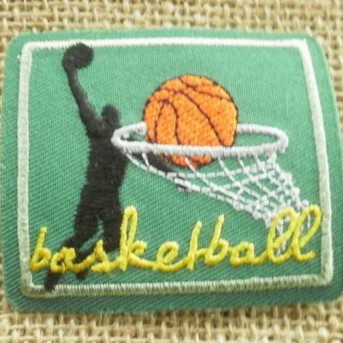 Application thermocollante rectangle , écriture "basketball" , coloris vert  , noir et jaune , taille  6/5,3  cm 