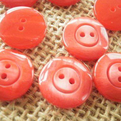 Petits  boutons ronds à deux trous  , coloris rouge , diamètre 15 mm 