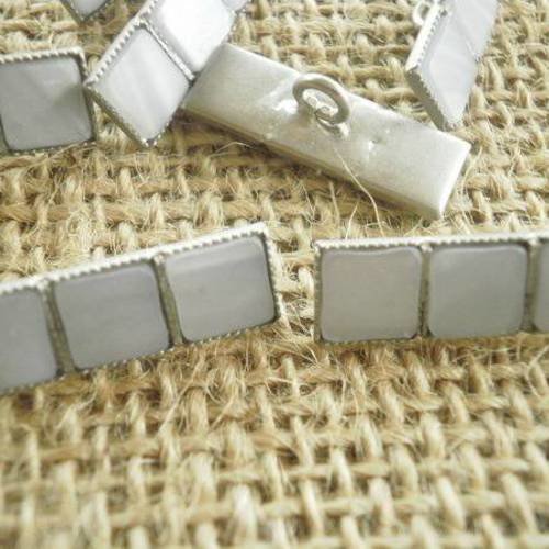 Boutons rectangles en métal argenté , incrustés de strass gris , taille 20/7 mm 