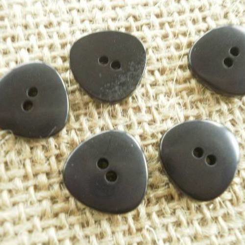 Lot de 4 petits boutons  triangulaires à deux trous , coloris noir , taille 13 mm 