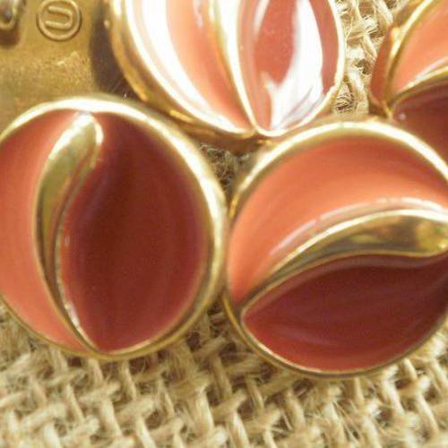 Jolis boutons  ronds en métal , coloris  doré  , saumon et bordeaux  sur le dessus , diamètre 23 mm 