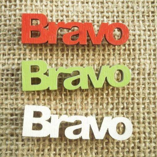 Lot de trois mots "bravo"  en bois  , coloris vert , blanc et rouge , taille 4/1,2 cm