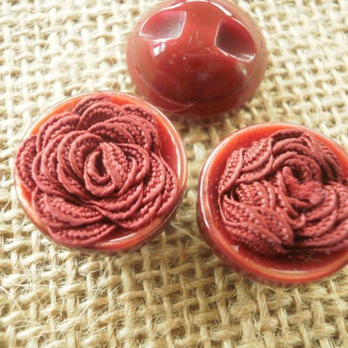 Boutons bijoux  ronds rouges  avec une rose en tissus au centre , diamètre 18 mm 