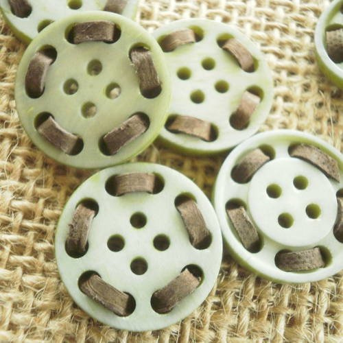 Boutons  ronds à quatre trous , en plastique  , coloris  vert  et laniere cuir , diamètre 18 mm 