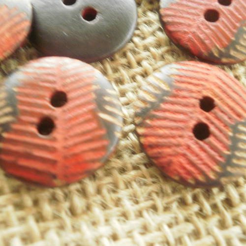 Boutons ronds x 4 à deux trous  en bois peint , coloris rouge , noir et beige , diamètre 18 mm