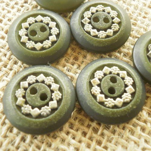 Boutons ronds à deux trous , coloris  vert , cercle argenté motif fleurs  incrusté , diamètre 18 mm 