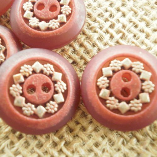 Boutons ronds à deux trous , coloris  rouge , cercle argenté motif fleurs  incrusté , diamètre 18 mm 