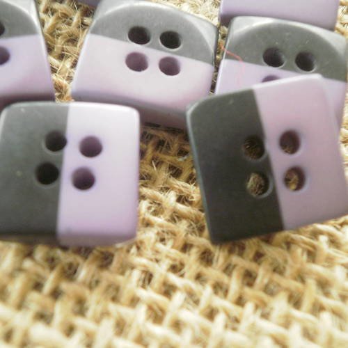 Boutons  carrés x 2 à quatres trous   , coloris violet et noir , taille 13 mm
