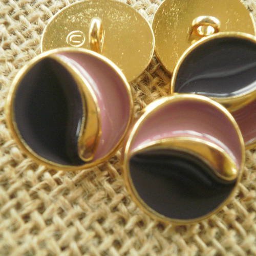 Jolis boutons  ronds en métal , coloris  doré  , mauve et prune sur le dessus , diamètre 18 mm