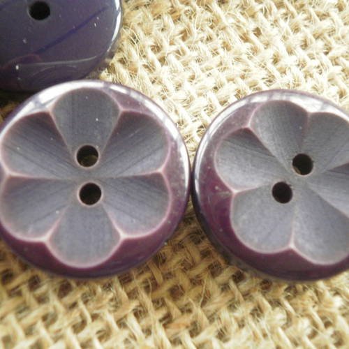 Boutons  ronds à deux trous  creusés en forme de fleur , coloris violet , diamètre 21 mm 