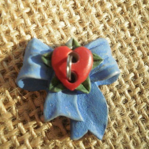Bouton  en forme de noeud  , coloris bleu  , rouge  et vert , taille 2,3/2,3 cm 