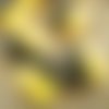 Boutons  carrés x 2 à quatres trous   , coloris jaune et noir , taille 13 mm