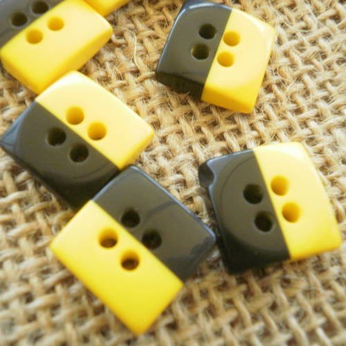 Boutons  carrés x 2 à quatres trous   , coloris jaune et noir , taille 13 mm