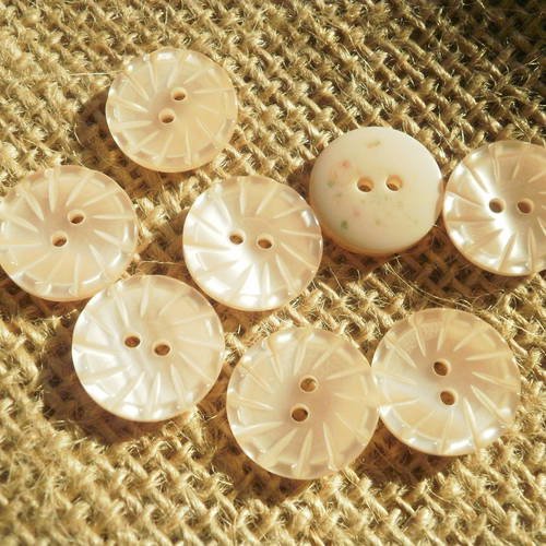 Lot de 5 petits boutons  ronds à deux trous , en plastique,  coloris saumon pale , diamètre 15 mm 