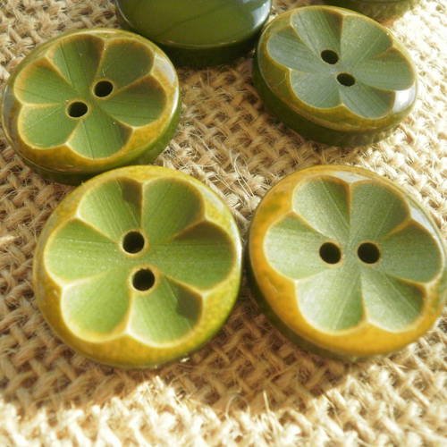 Boutons  ronds à deux trous  creusés en forme de fleur , coloris vert , diamètre 21 mm 
