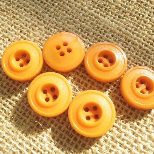 Boutons  ronds à quatre trous  en plastique , coloris orange , diamètre 20 mm 