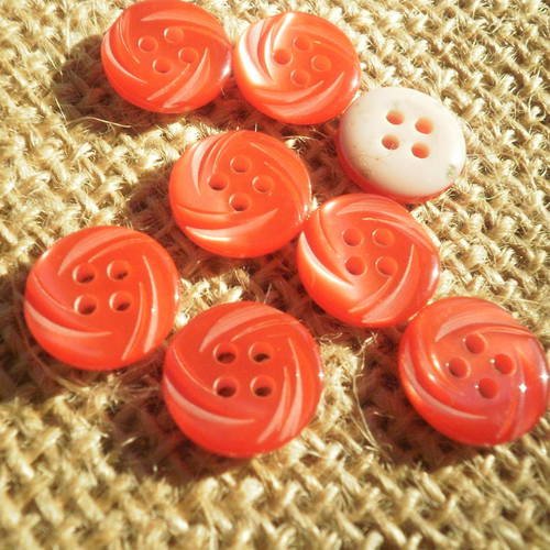 Lot de 5 petits boutons  ronds à quatre trous , en plastique,  coloris rouge , diamètre 12 mm 