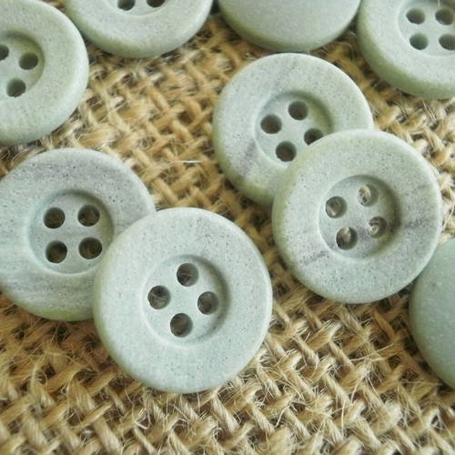 Lot de 5 petits boutons  ronds à quatre trous , en plastique,  coloris vert pale marbré , diamètre 15 mm 