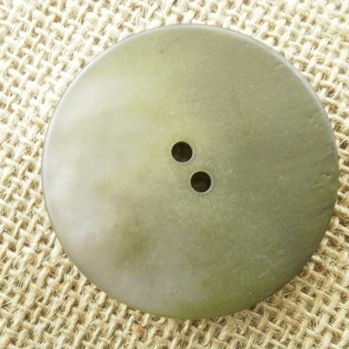 Gros bouton rond à deux trous , coloris vert kaki changeant , diamètre 4,5 cm 
