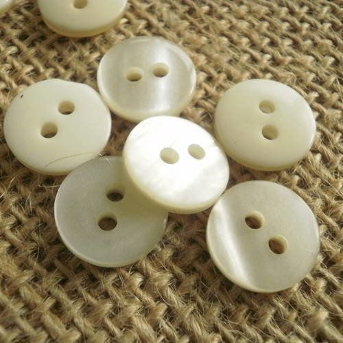 Lot de 6 petits boutons  ronds à deux trous , en plastique,  coloris blanc , diamètre 12 mm 