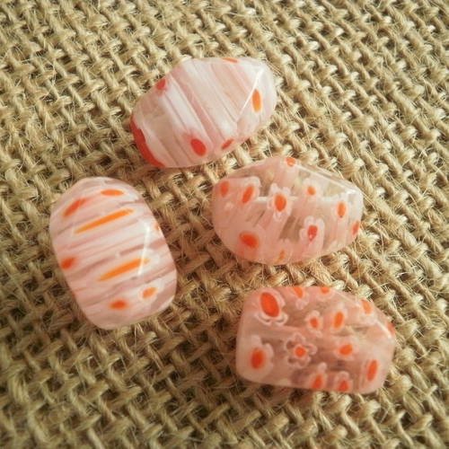 Lot de quatre  jolies  perles en verre , coloris transparent à motifs roses et rouges , taille 1,7/1,2 cm 
