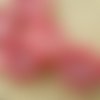 Bouton  rond à deux trous en plastique , coloris  rose foncé marbré , diamètre 2,3 cm 