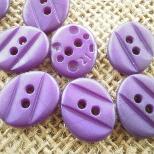 Lot de 2 petits boutons ovales à deux trous , en plastique  , de coloris violet , taille 16/13 mm 