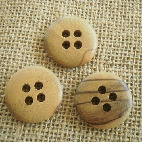 Lot de 3   boutons ronds à quatre trous  , en bois , ton clair verni , diamètre 27 mm 