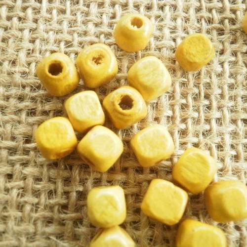 Lot de 30  perles carrées  en  bois , coloris  jaune  , taille 0,6 cm