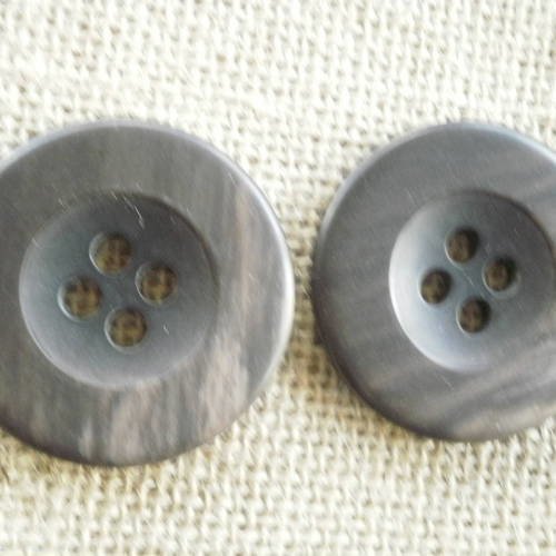 Gros boutons  ronds à quatre trous , en plastique , coloris marron foncé marbré , diamètre 4,5 cm 