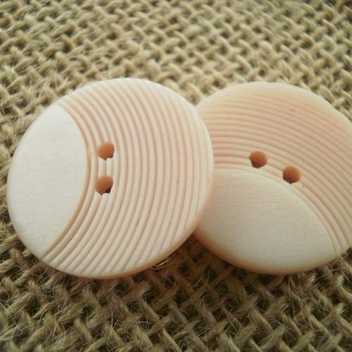 Boutons x 8 à deux trous  ronds en plastique , coloris rose pale , diamètre 23 mm