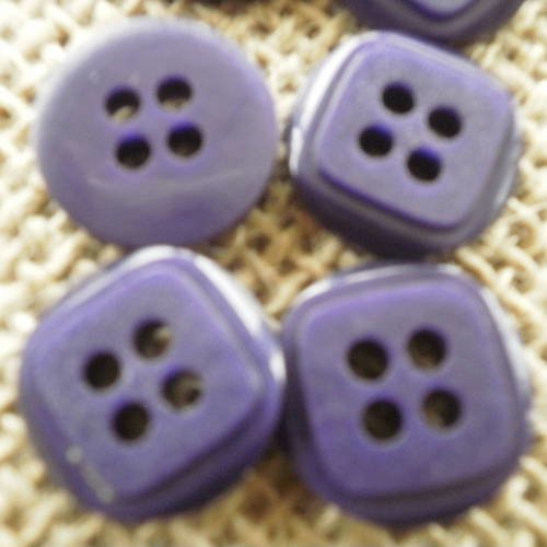 Boutons  ronds  à quatre trous , en plastique  , coloris violet , motif carré dessus , diamètre 15 mm 