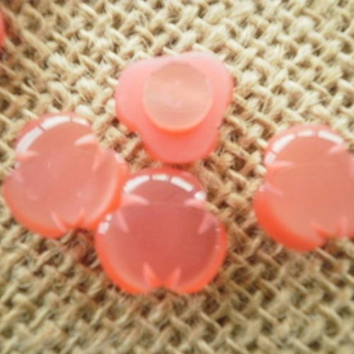Petits boutons   en forme de grenouilles , matière plastique ,  coloris rose  , taille 1,3 cm 