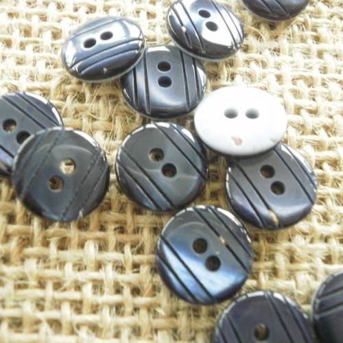 Lot de cinq petits boutons  ronds à deux trous , en plastique,  coloris marine , diamètre 10 mm