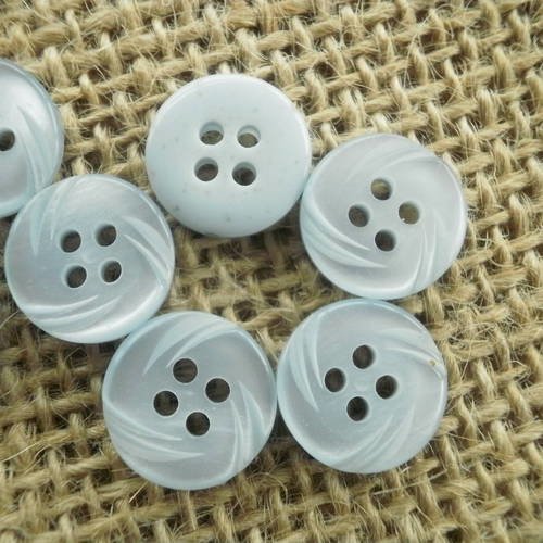 Lot de 5 petits boutons  ronds à quatre trous , en plastique,  coloris bleu pale , diamètre 12 mm