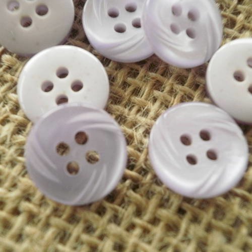 Lot de 5 petits boutons  ronds à quatre trous , en plastique,  coloris mauve , diamètre 12 mm