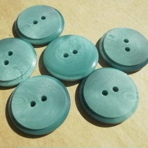 Boutons  ronds  à deux trous , en plastique  , coloris  bleu vert marbré , diamètre 27 mm 