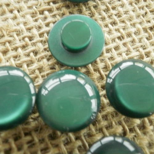 Lot de 2 boutons ronds  en  plastiques , de  couleur  verte  , diamètre 12 mm 