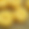 Boutons  carrés à deux trous en plastique ,  coloris jaune , taille 1,7 cm 