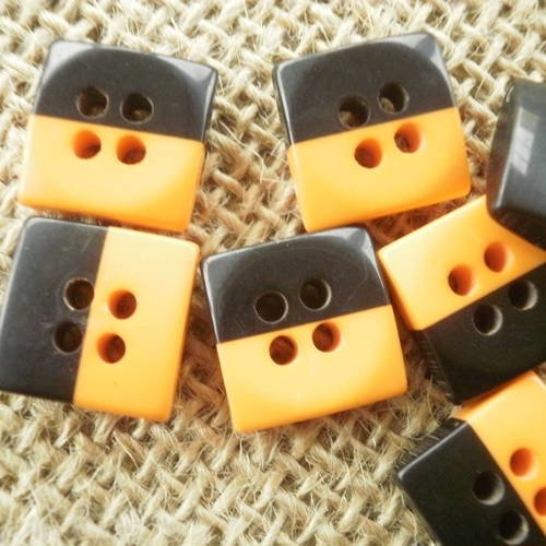 Boutons  carrés x 2 à quatres trous   , coloris orange et noir , taille 13 mm