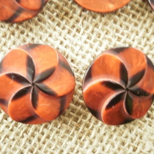 Boutons "fleurs" ronds  en plastique , coloris orange et noir , diamètre 23 mm