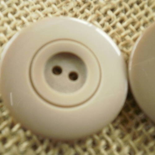 Gros boutons à deux trous , coloris beige taupe , diamètre 2,8 cm 