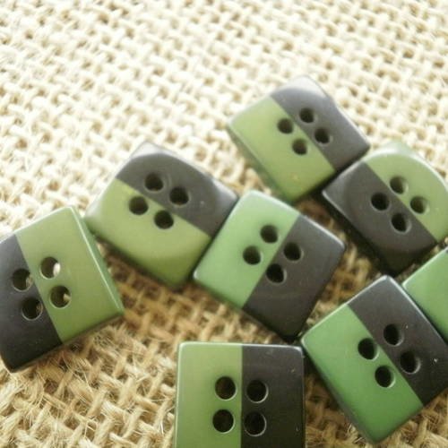 Boutons  carrés x 2 à quatres trous   , coloris vert et noir , taille 13 mm