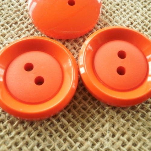 Gros boutons  ronds à deux trous  en plastique , ton  rouge vif , diamètre 2,7 cm