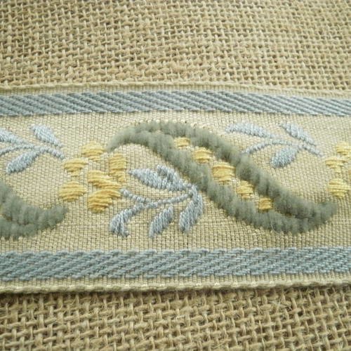Ruban   en coton   , coloris beige à motifs brodés dans les tons de bleu et jaune , largeur 5,8 cm 