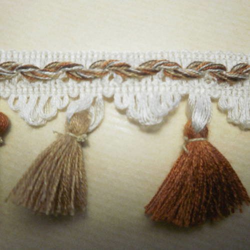 Galon à franges "pompons" en dralon , coloris écru brodé de marron et cuivre , largeur 5,6 cm 